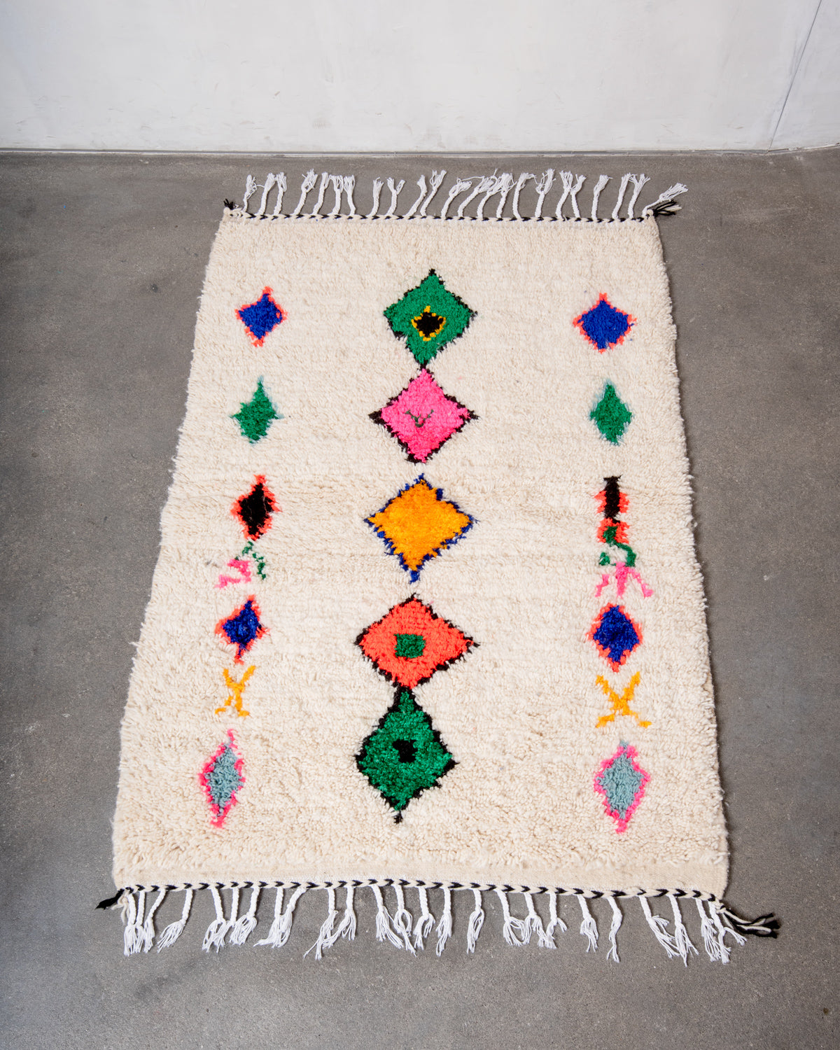 Modern designer handcrafted Berber rug from Morocco. Azilal rug with beautiful colors and patterns. Made of sheep’s wool and colourful cotton.